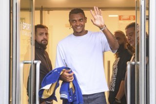 Manuel Akanji salue les fans de l'Inter après avoir signé son contrat KEYSTONE/AP/Claudio Furlan